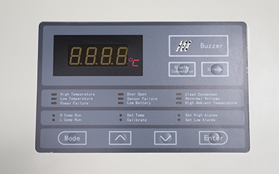 -86°C सेल्फ-कैस्केड सिस्टम के साथ अल्ट्रा लो टेम्परेचर फ्रीजर विवरण - तापमान के लिए डिजिटल प्रदर्शन। सेटिंग के लिए कंट्रोल पैनल। अलार्म लाइट बटन के साथ, स्पष्ट रूप से दिखाने के लिए और ध्यान देने में आसान।