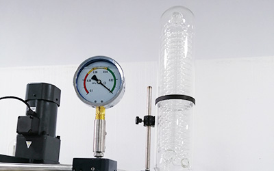 100L जैकेटेड ग्लास रिएक्टर विवरण - तेल वैक्यूम मीटर, सरगर्मी के दौरान विरोधी कंपन; उच्च कुशल सतह क्षेत्र कंडेनसर।