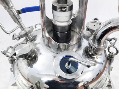 10L जैकेटेड स्टेनलेस स्टील रासायनिक रिएक्टर विवरण - मल्टी-माउथ रिएक्शन केटल का ढक्कन—इसमें केटल के मुँहों की संख्या को अपनी ज़रूरत के हिसाब से कस्टमाइज़ किया जा सकता है, और इसके बड़े मुँह वाले डिज़ाइन के कारण इसे साफ़ करना आसान होता है।