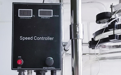 200L जैकेटेड ग्लास रिएक्टर विवरण - गति नियंत्रक, गति समायोजित कर सकते हैं और तापमान प्रदर्शित कर सकते हैं।