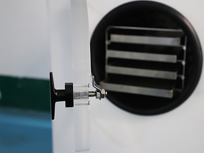 4-6 किग्रा छोटा फूड फ्रीज ड्रायर विवरण - पारदर्शी दृश्यमान प्लेक्सीग्लास दरवाजा, सीधे सामग्री की लाइफिलाइजेशन प्रक्रिया का निरीक्षण कर सकता है।