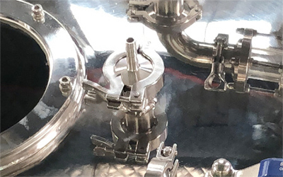 गांजा सीबीडी तेल के लिए इथेनॉल सेंट्रीफ्यूज एक्सट्रैक्टर विवरण - त्वरित क्लैंप के साथ वैक्यूम पोर्ट, नकारात्मक दबाव खिलाने के लिए वैक्यूम पंप से मेल खा सकता है।