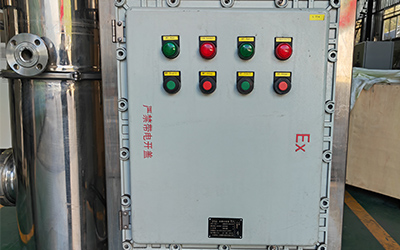 बड़ी क्षमता वाला सिंगल इफेक्ट फॉलिंग फिल्म इवेपोरेटर इंडस्ट्रियल स्केल विवरण - विस्फोट प्रूफ नियंत्रण बॉक्स। एक बटन शुरू होता है और रुक जाता है। रनिंग और फॉल्ट के लिए लैंप लाइट अलार्म के साथ।